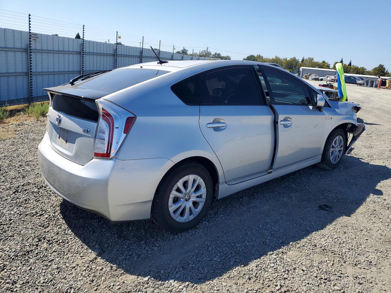 2015 Toyota Prius Four - Image 3