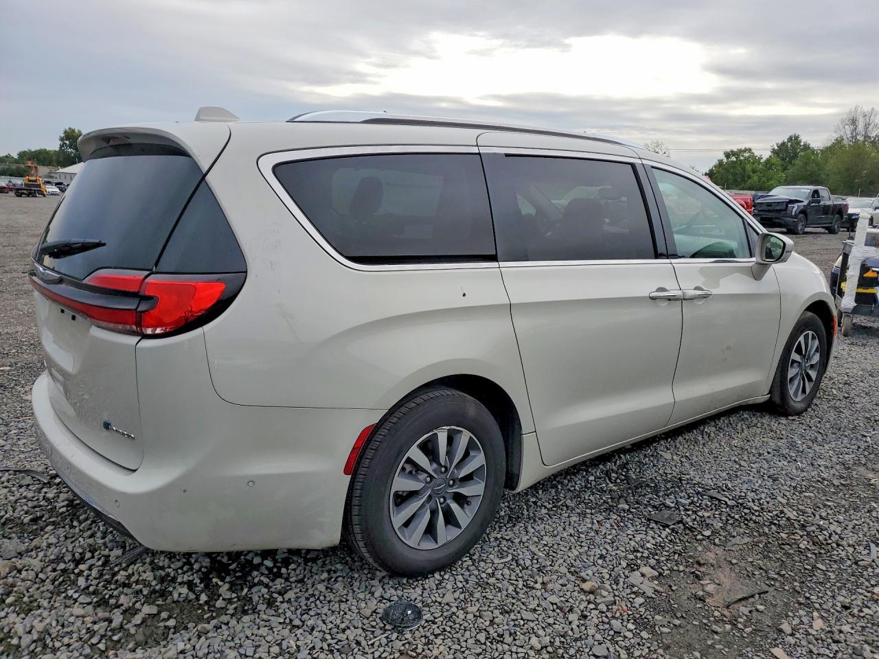 2021 Chrysler Pacifica Hybrid Touring L - Image 3