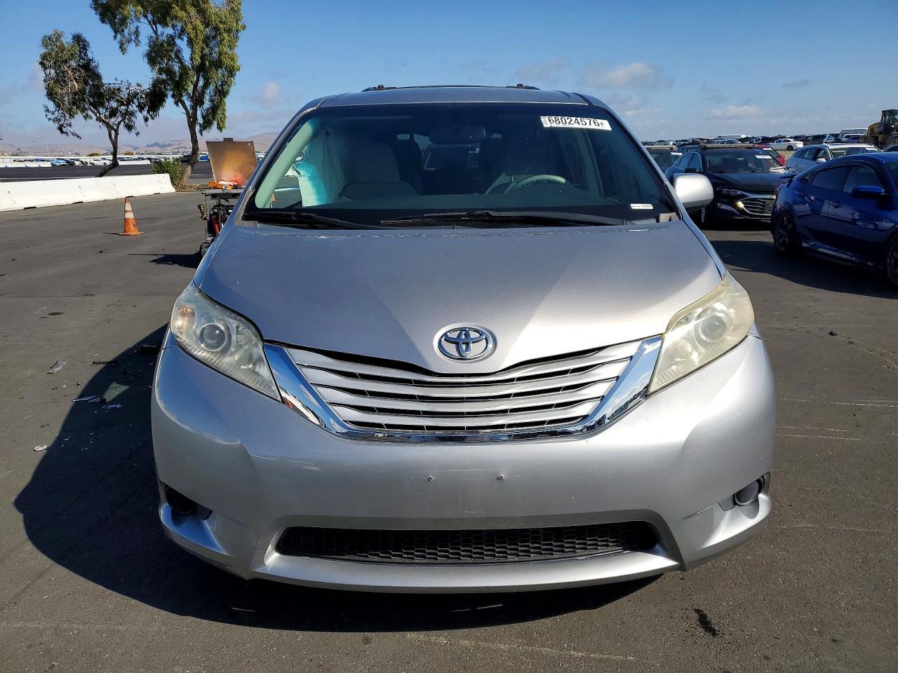 2011 Toyota Sienna Le - Фото 5