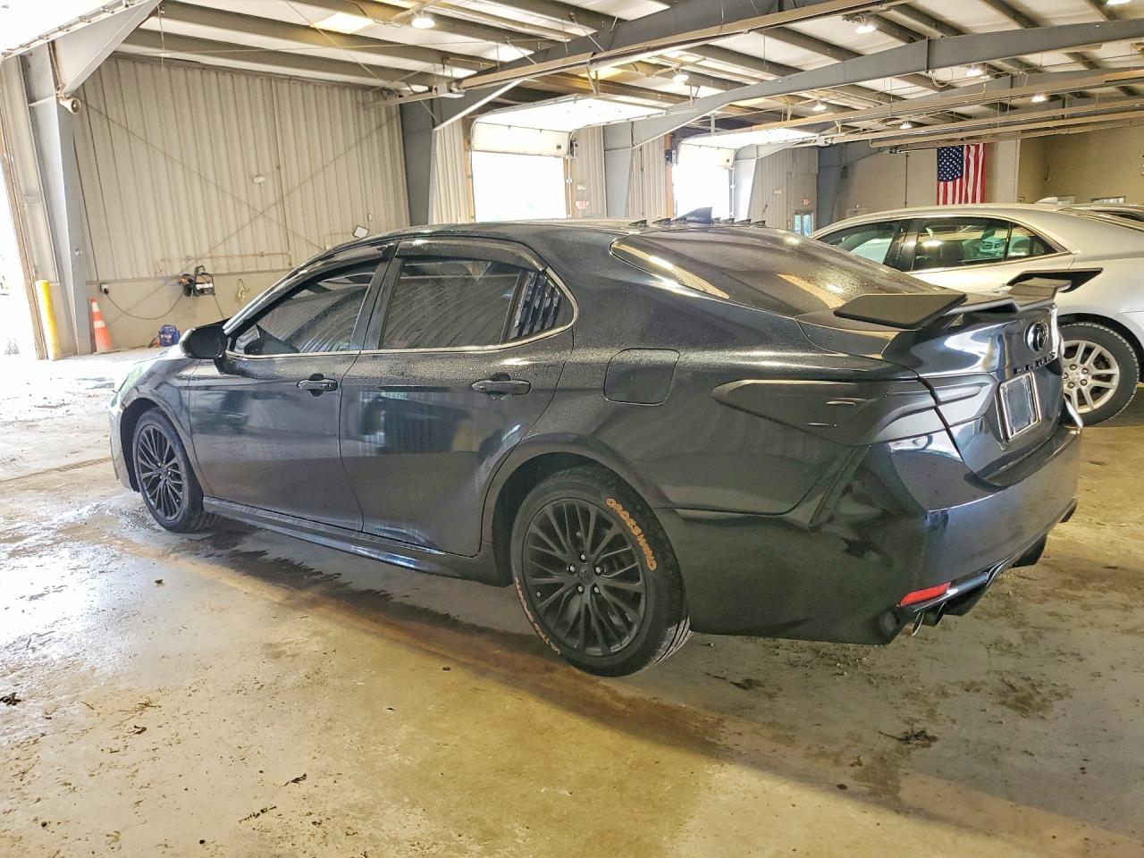 2018 Toyota Camry Hybrid Se - Image 2