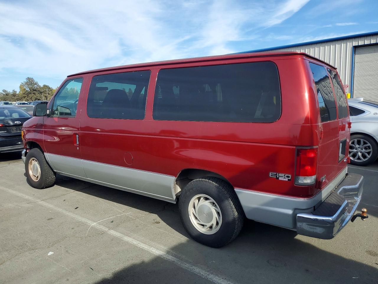 2000 Ford Econoline E150 Wagon - Фото 2
