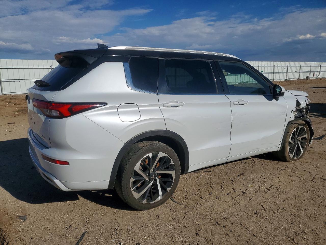 2024 Mitsubishi Outlander Sel - Image 3