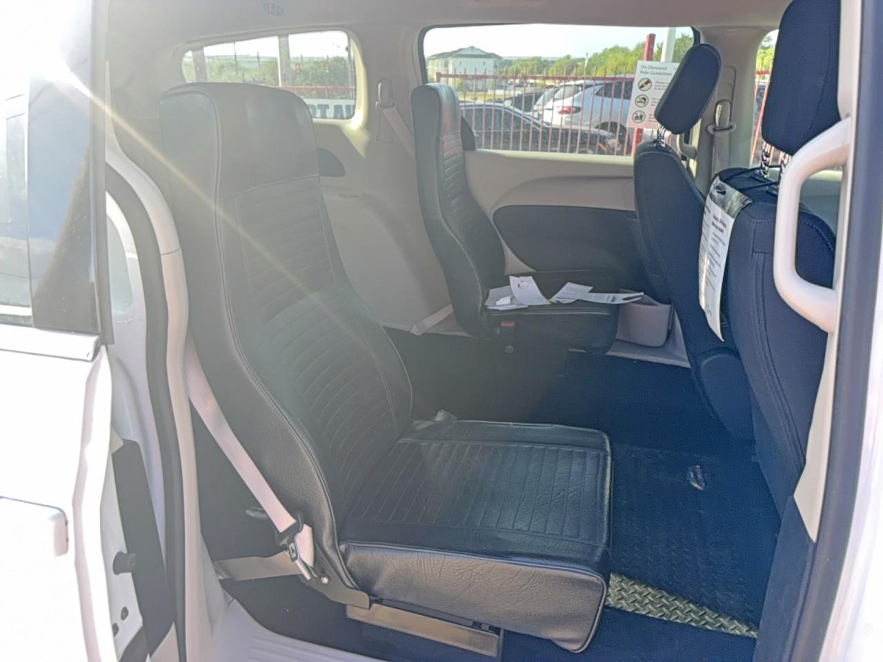2022 Chrysler Voyager Lx - Image 6