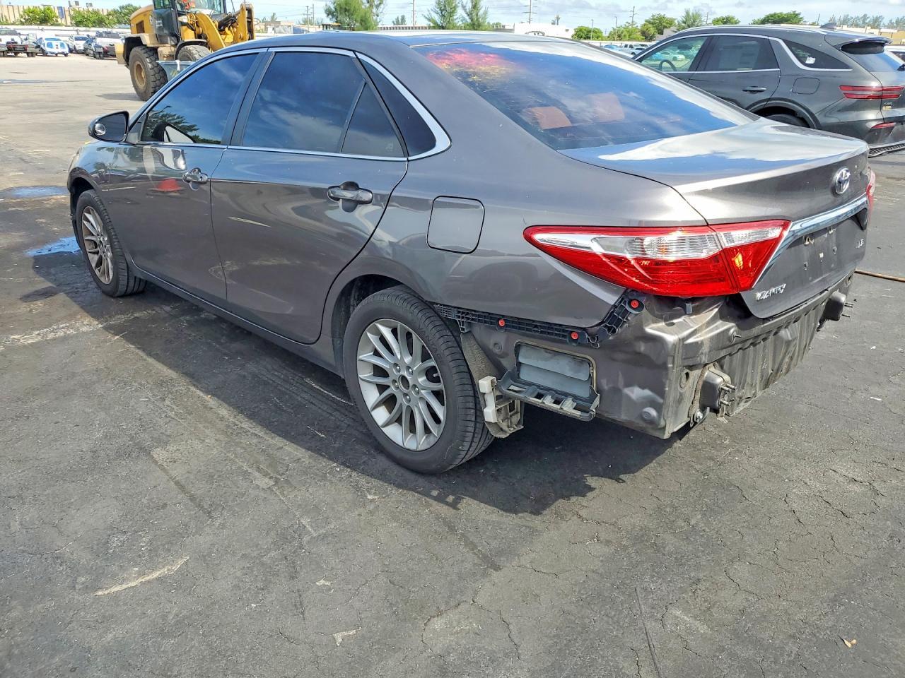 2016 Toyota Camry Le - Фото 2