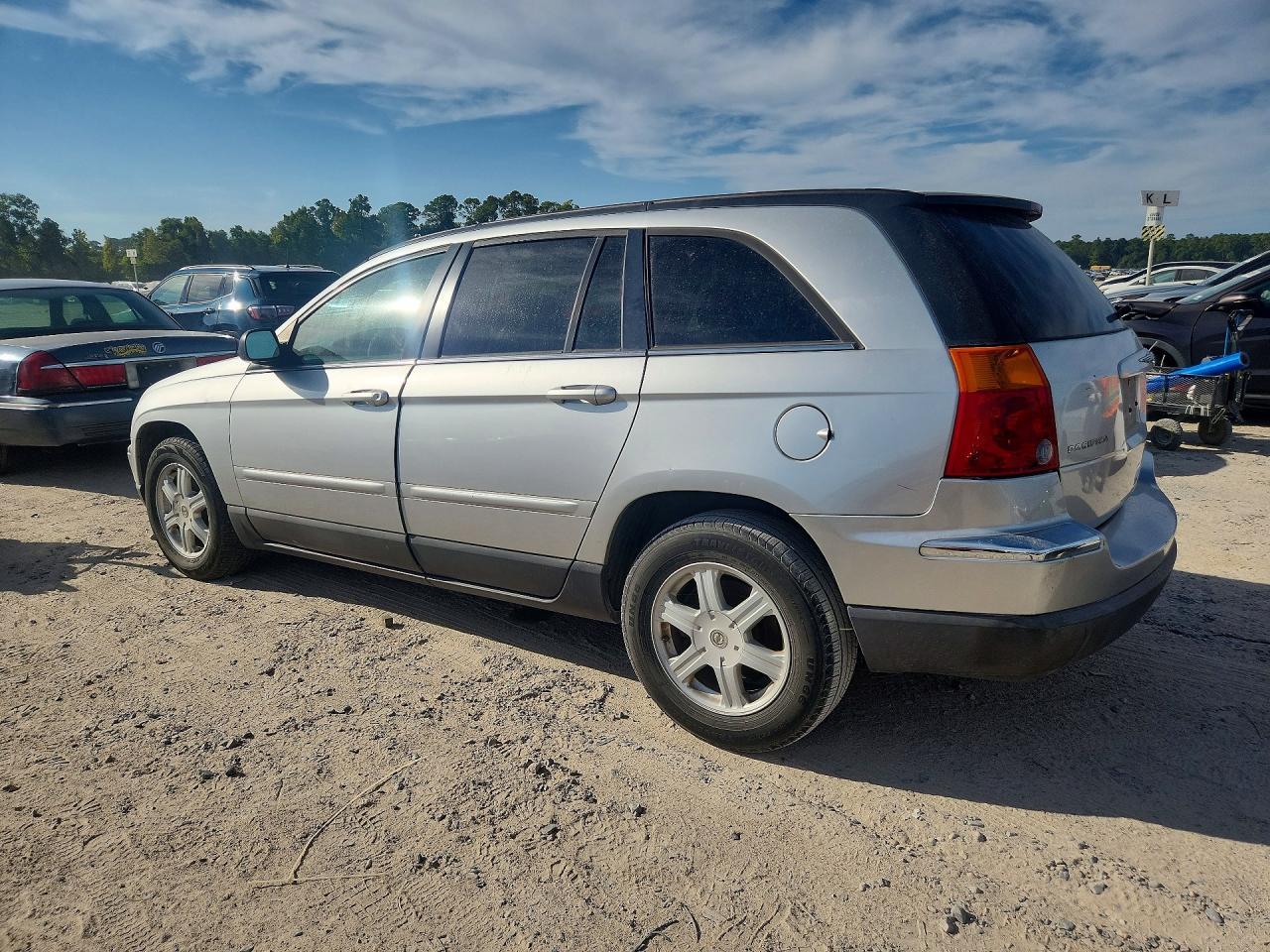 2005 Chrysler Pacifica Touring - Image 2