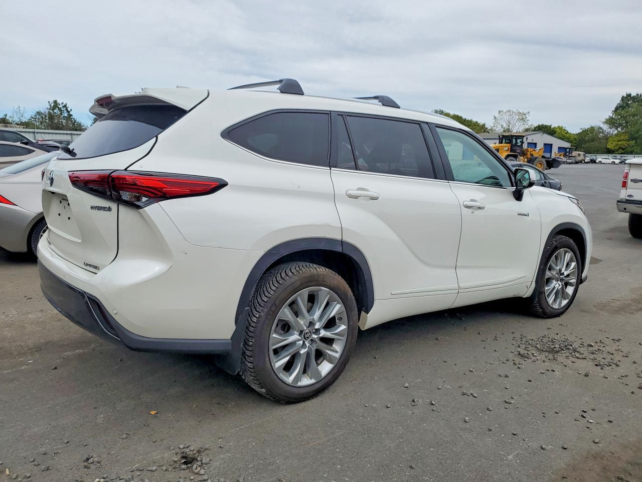 2021 Toyota Highlander Hybrid Limited - Image 3