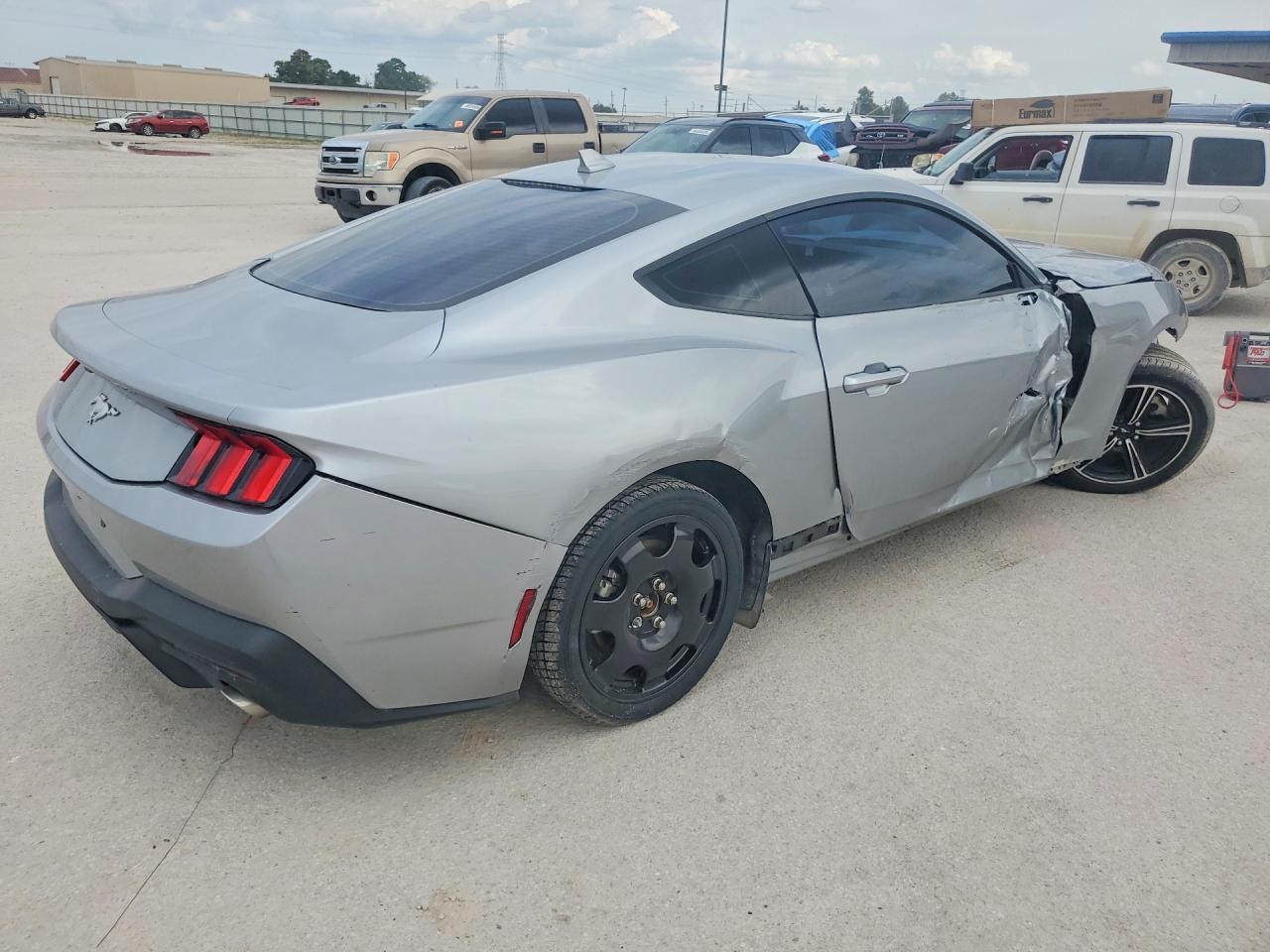 2025 Ford Mustang Ecoboost - Фото 3