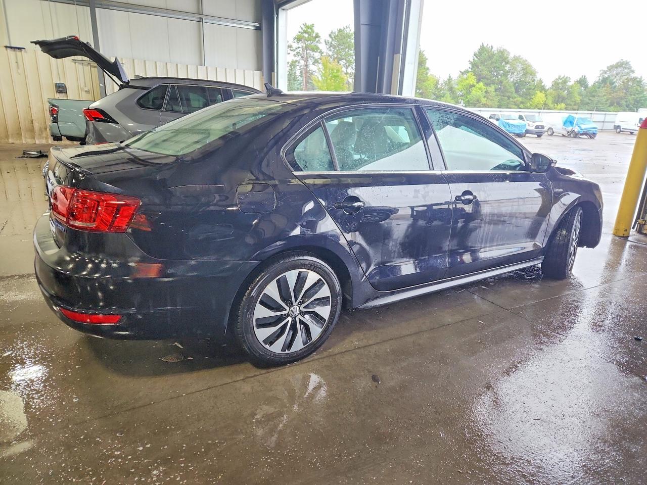 2014 Volkswagen Jetta Hybrid - Image 3