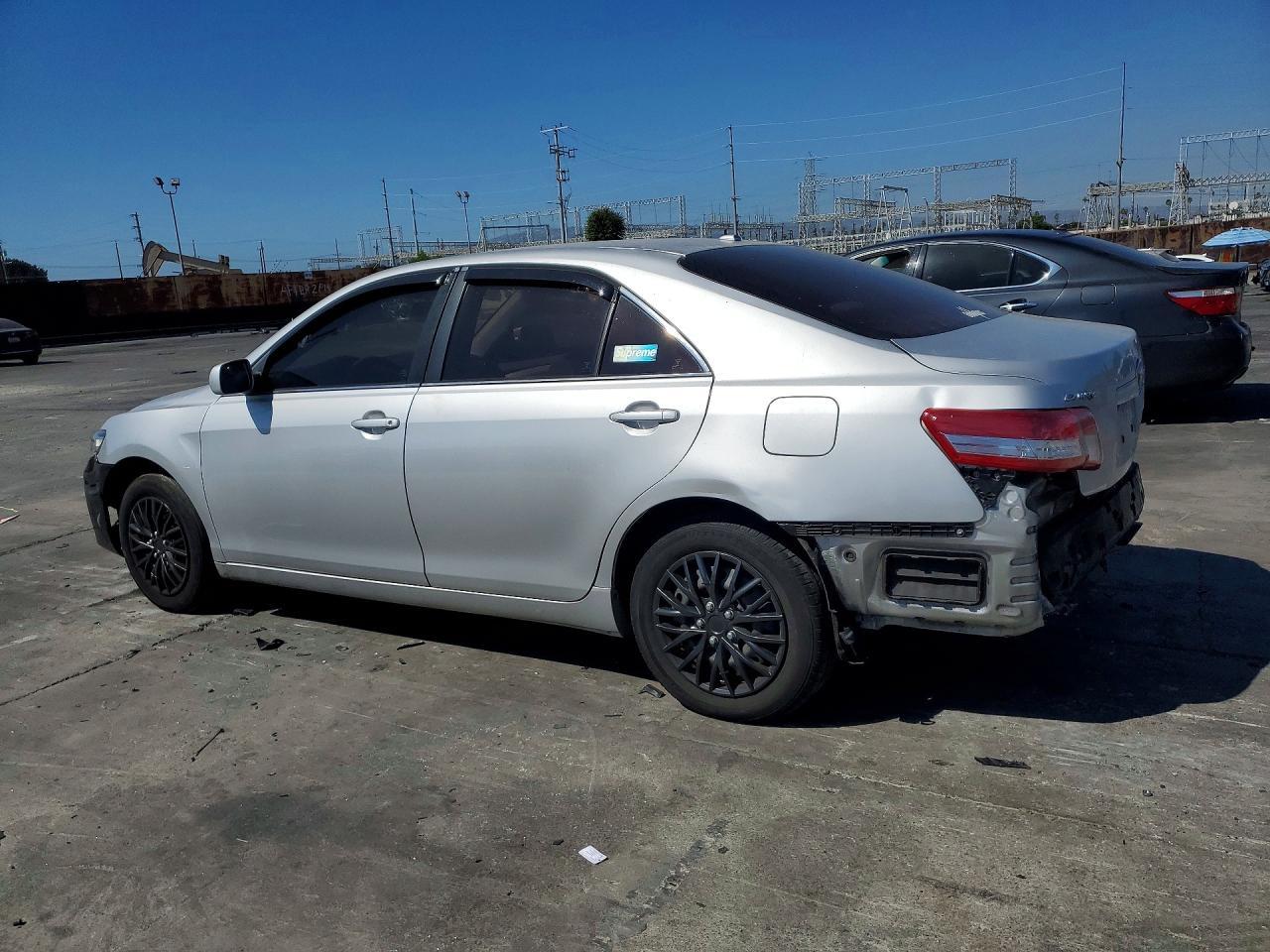 2010 Toyota Camry Le - Фото 2