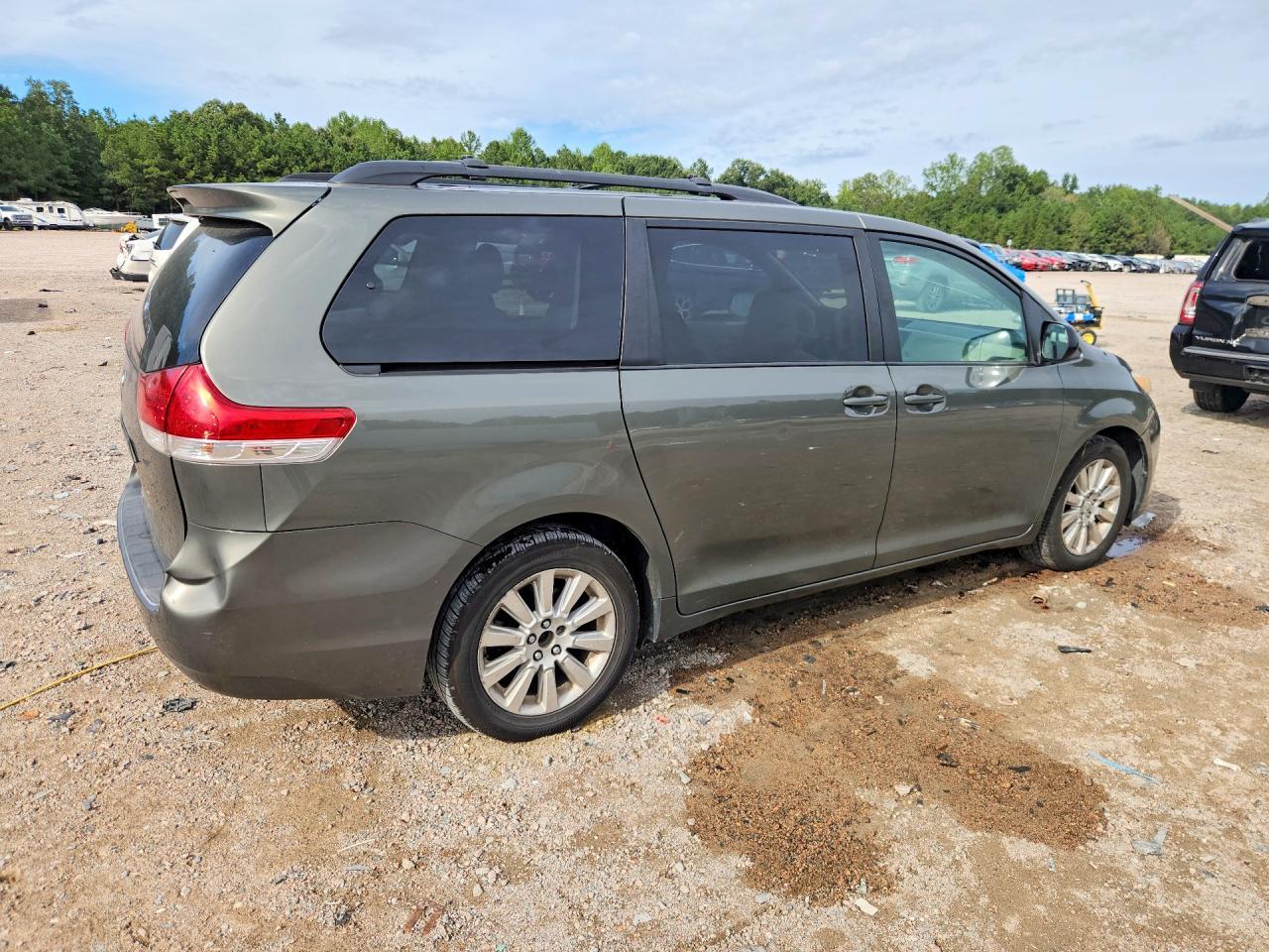 2011 Toyota Sienna Le - Фото 3