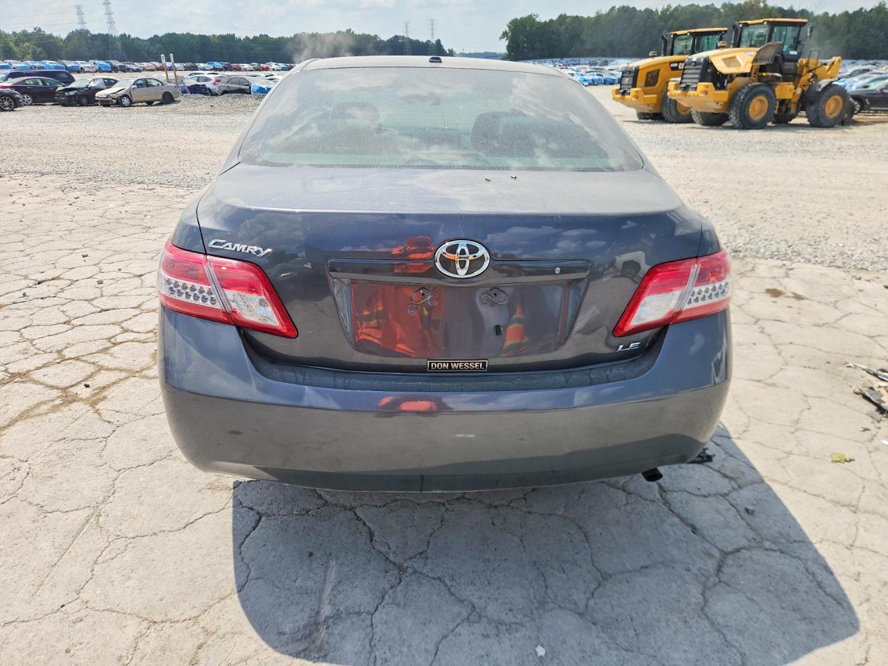 2010 Toyota Camry Le - Фото 6