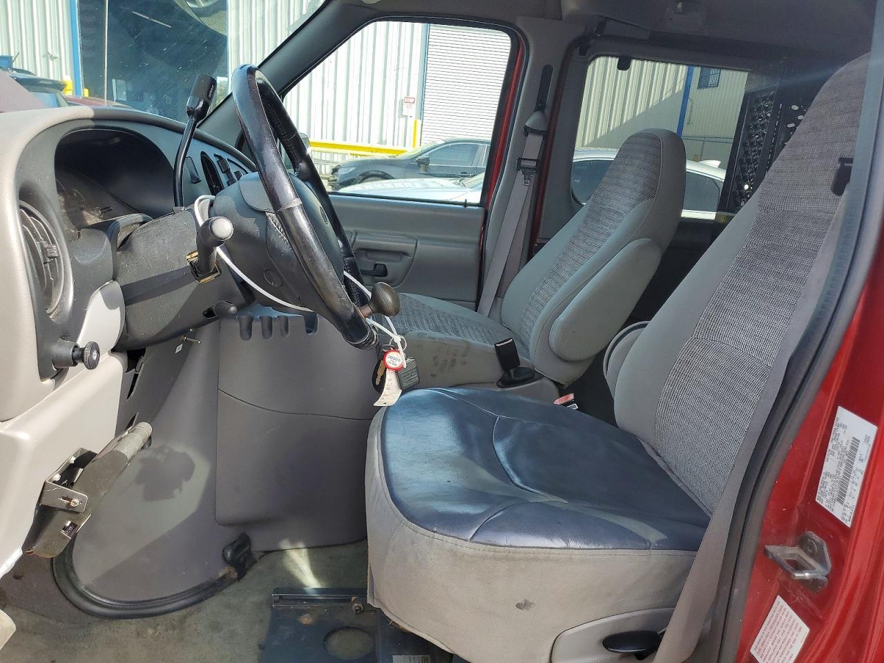 2000 Ford Econoline E150 Wagon - Фото 7