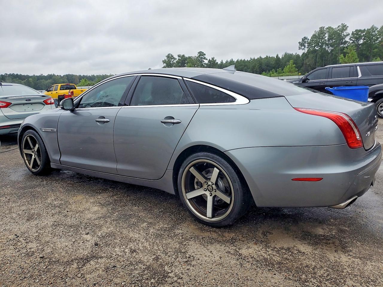 2013 Jaguar Xj - Image 2