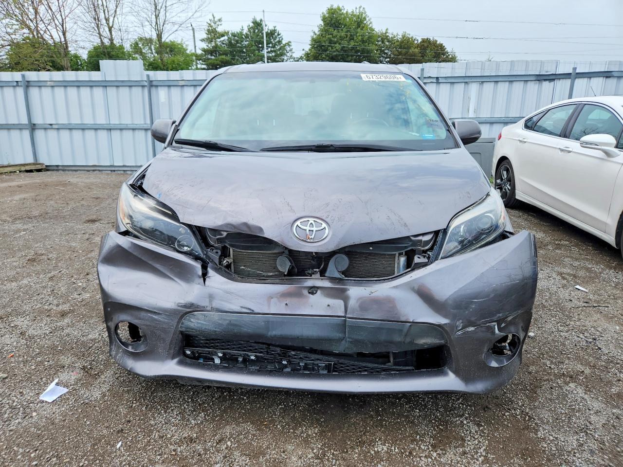 2017 Toyota Sienna Se - Фото 5