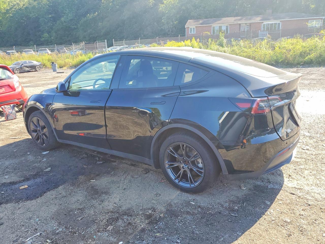 2025 Tesla Model Y - Фото 2