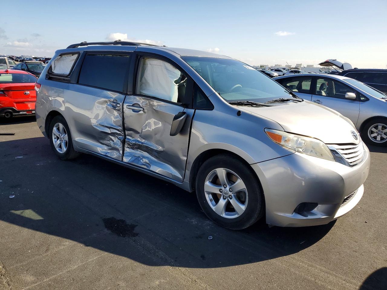 2011 Toyota Sienna Le - Фото 4