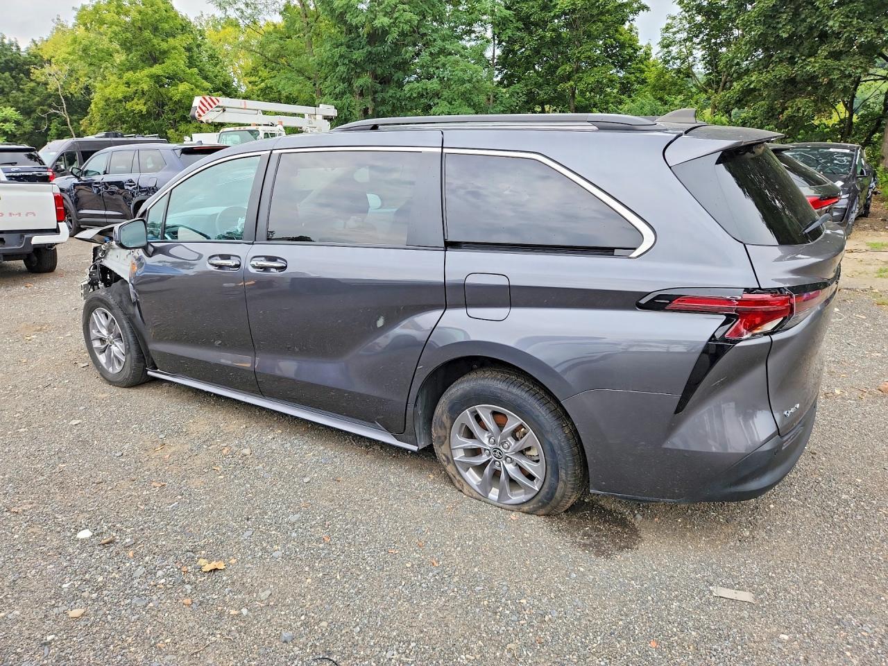 2025 Toyota Sienna Xle 8-Passenger - Фото 2