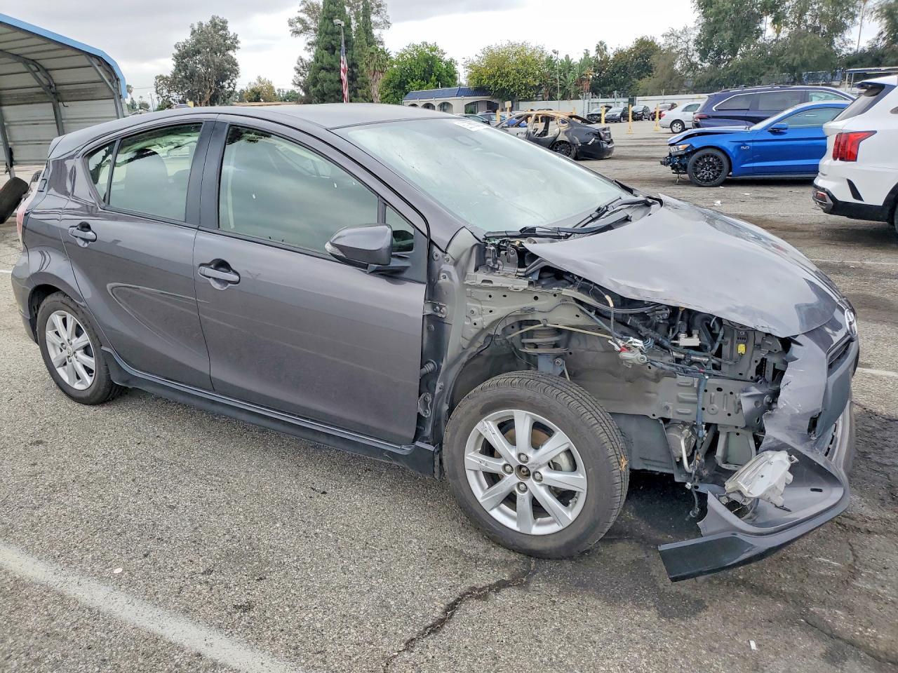 2017 Toyota Prius C Two - Фото 4