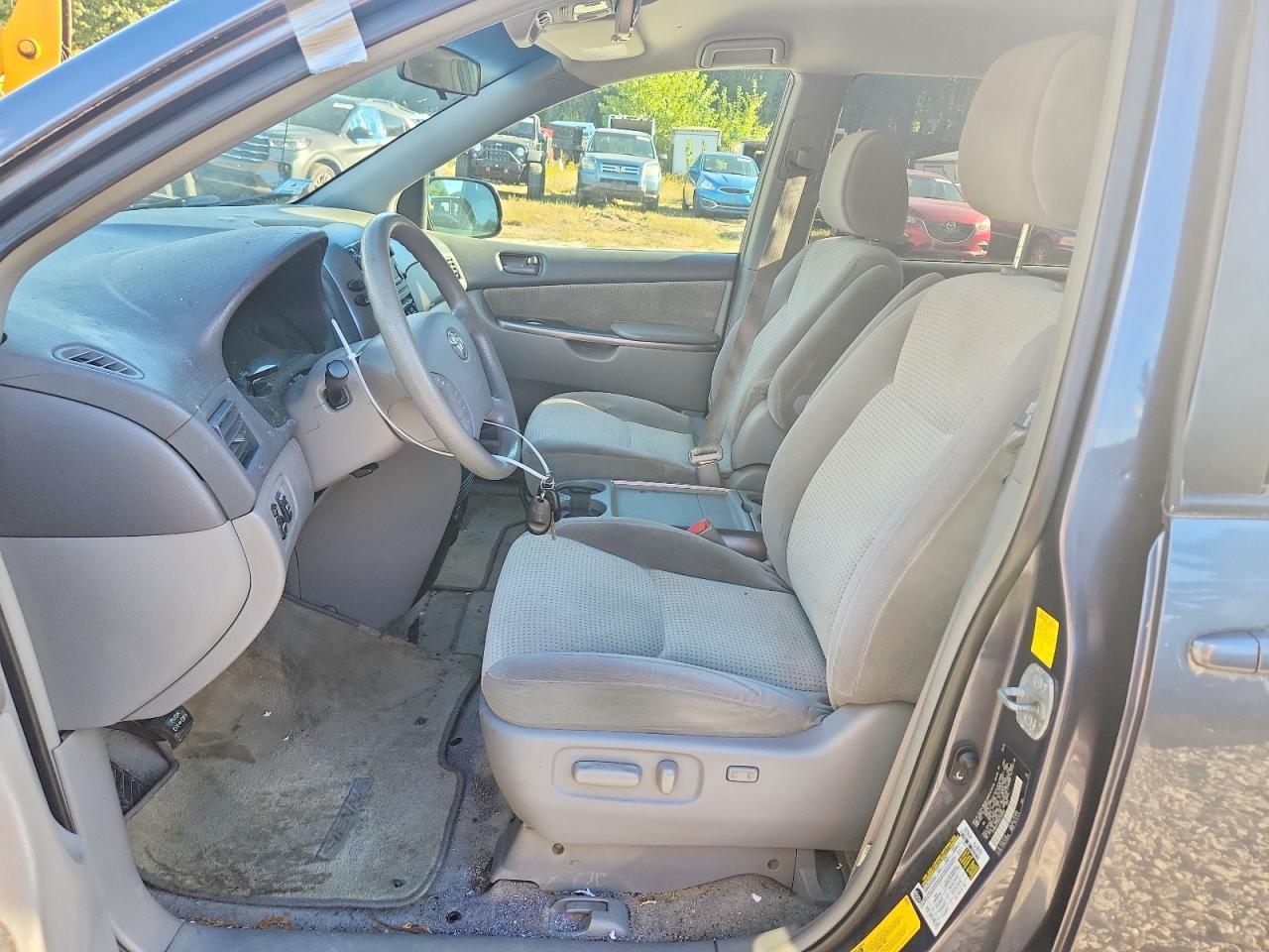 2010 Toyota Sienna Le 7-Passenger - Image 7