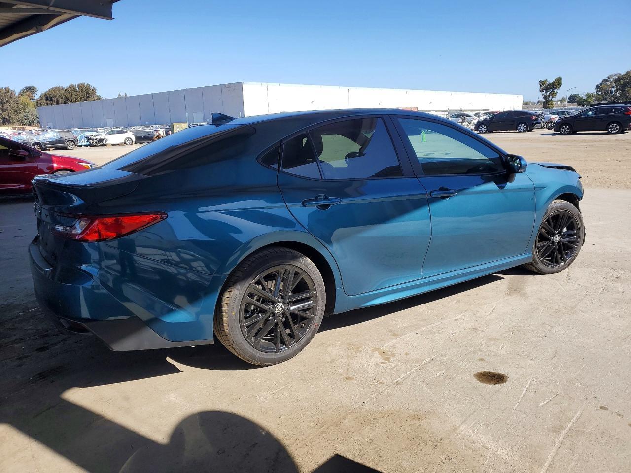 2025 Toyota Camry Se - Фото 3