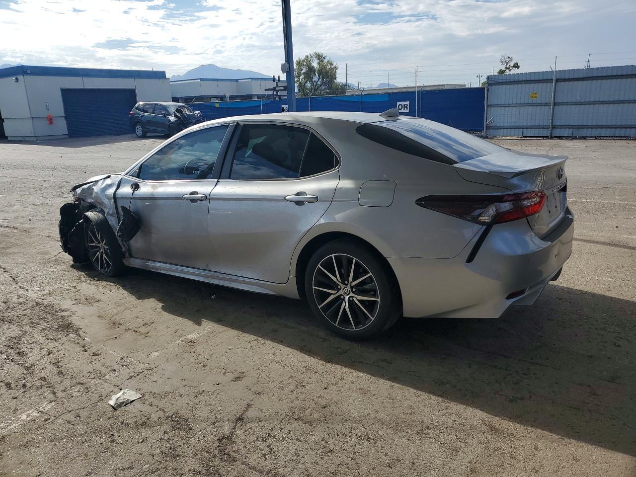2022 Toyota Camry Se - Фото 2