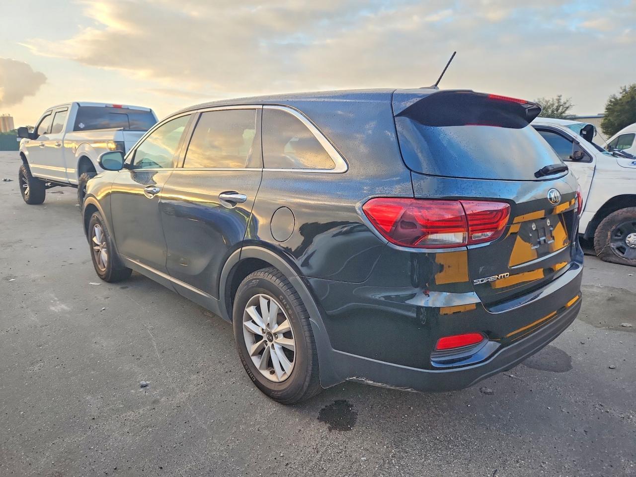 2019 Kia Sorento L - Image 2