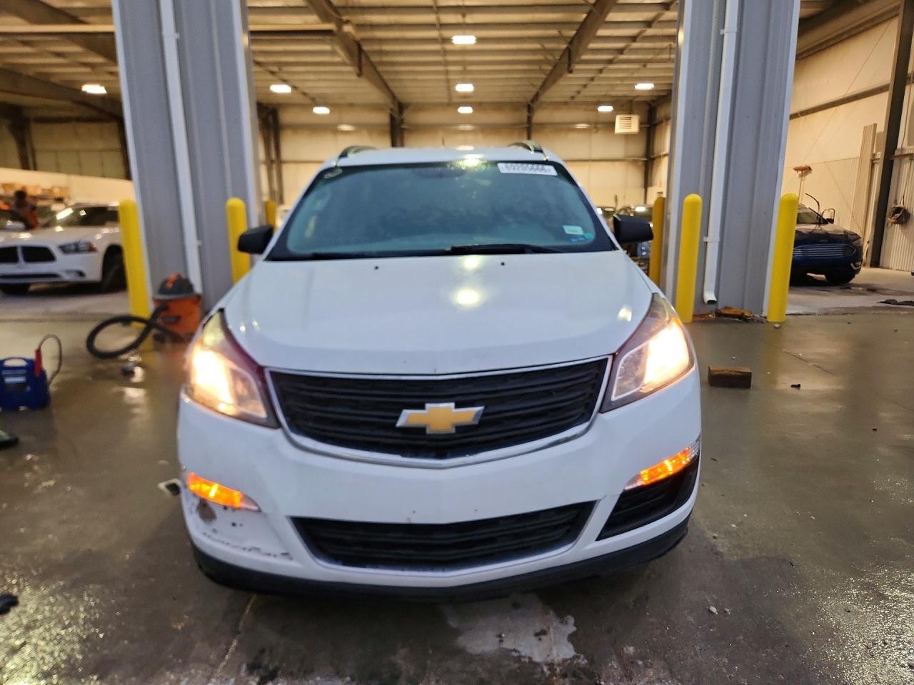 2017 Chevrolet Traverse Ls - Фото 5
