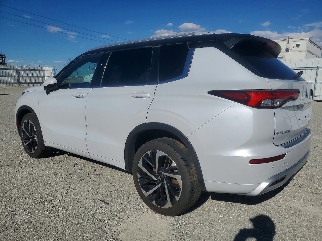 2024 Mitsubishi Outlander Sel - Image 2
