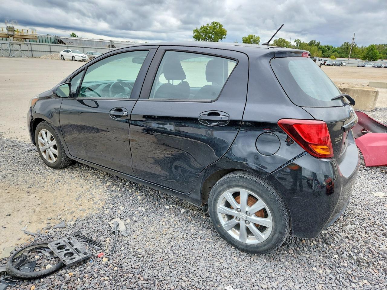 2016 Toyota Yaris 5-Door Le - Фото 2