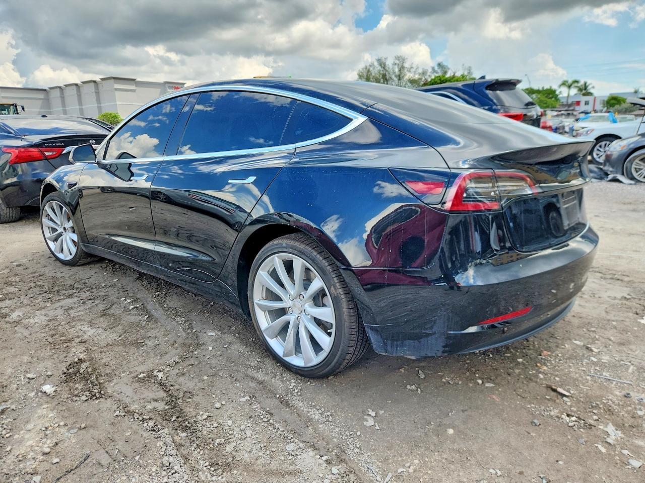 2018 Tesla Model 3 - Фото 2