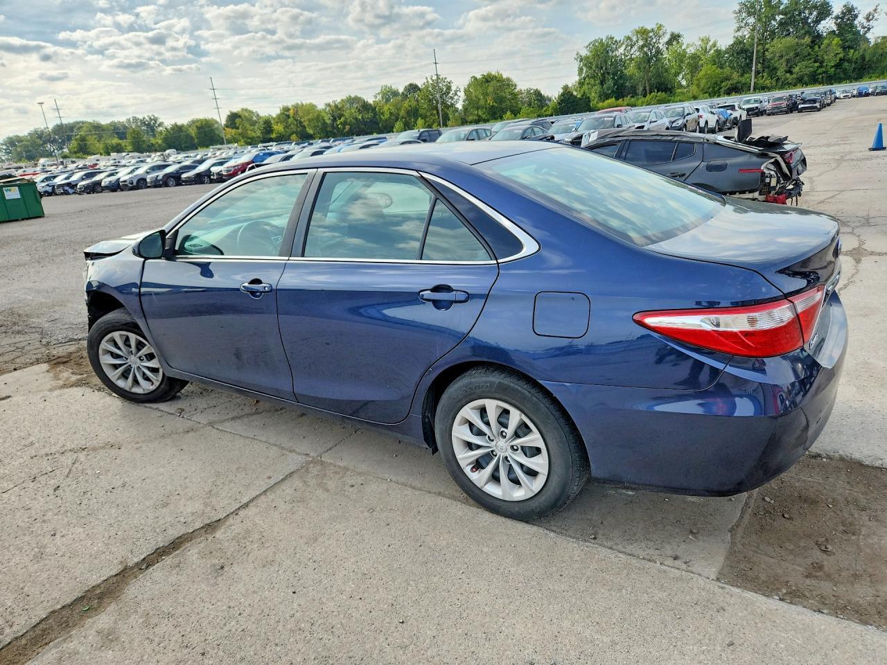 2015 Toyota Camry Le - Фото 2