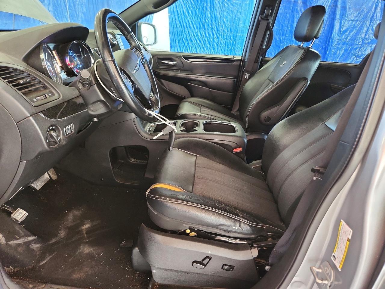 2015 Chrysler Town & Country S - Фото 7