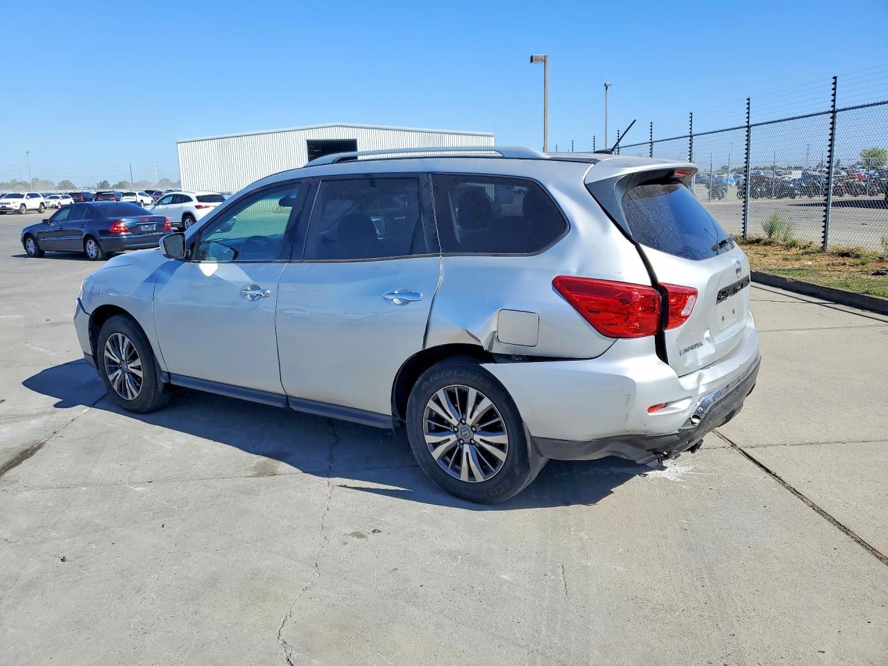 2018 Nissan Pathfinder S - Фото 2