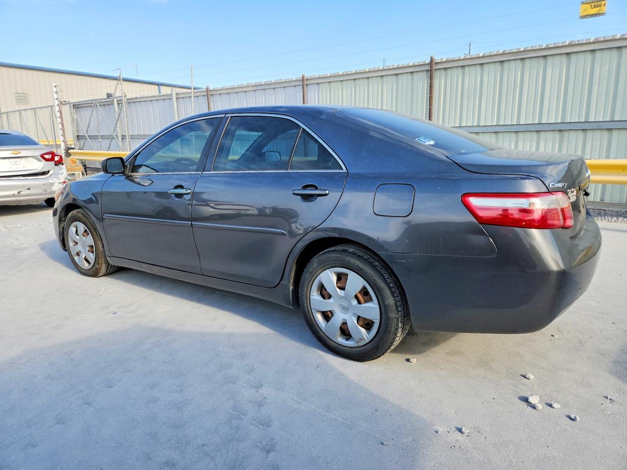 2009 Toyota Camry Le - Фото 2