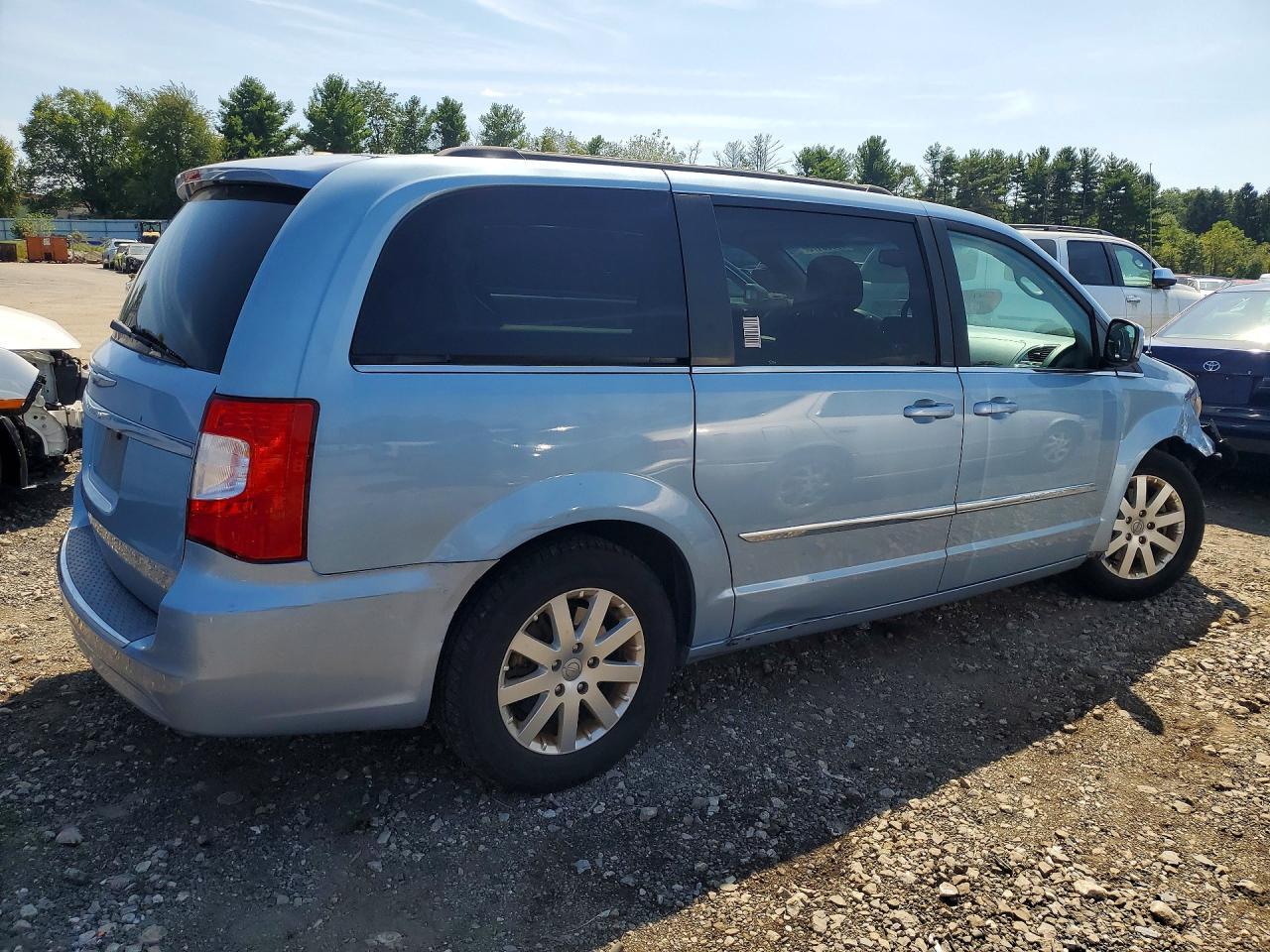 2013 Chrysler Town & Country Touring - Фото 3