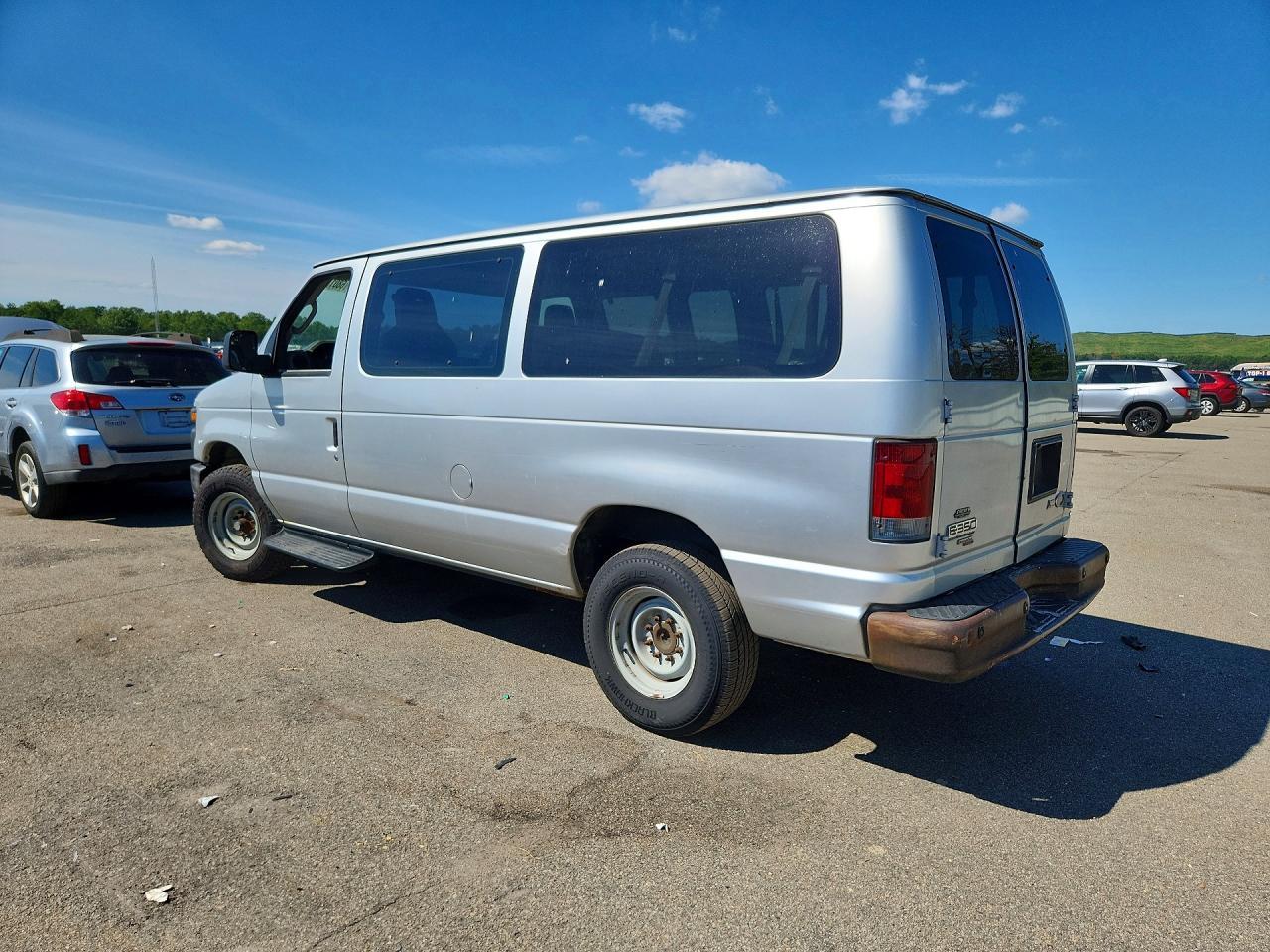 2012 Ford Econoline E350 Super Duty Wagon - Фото 2