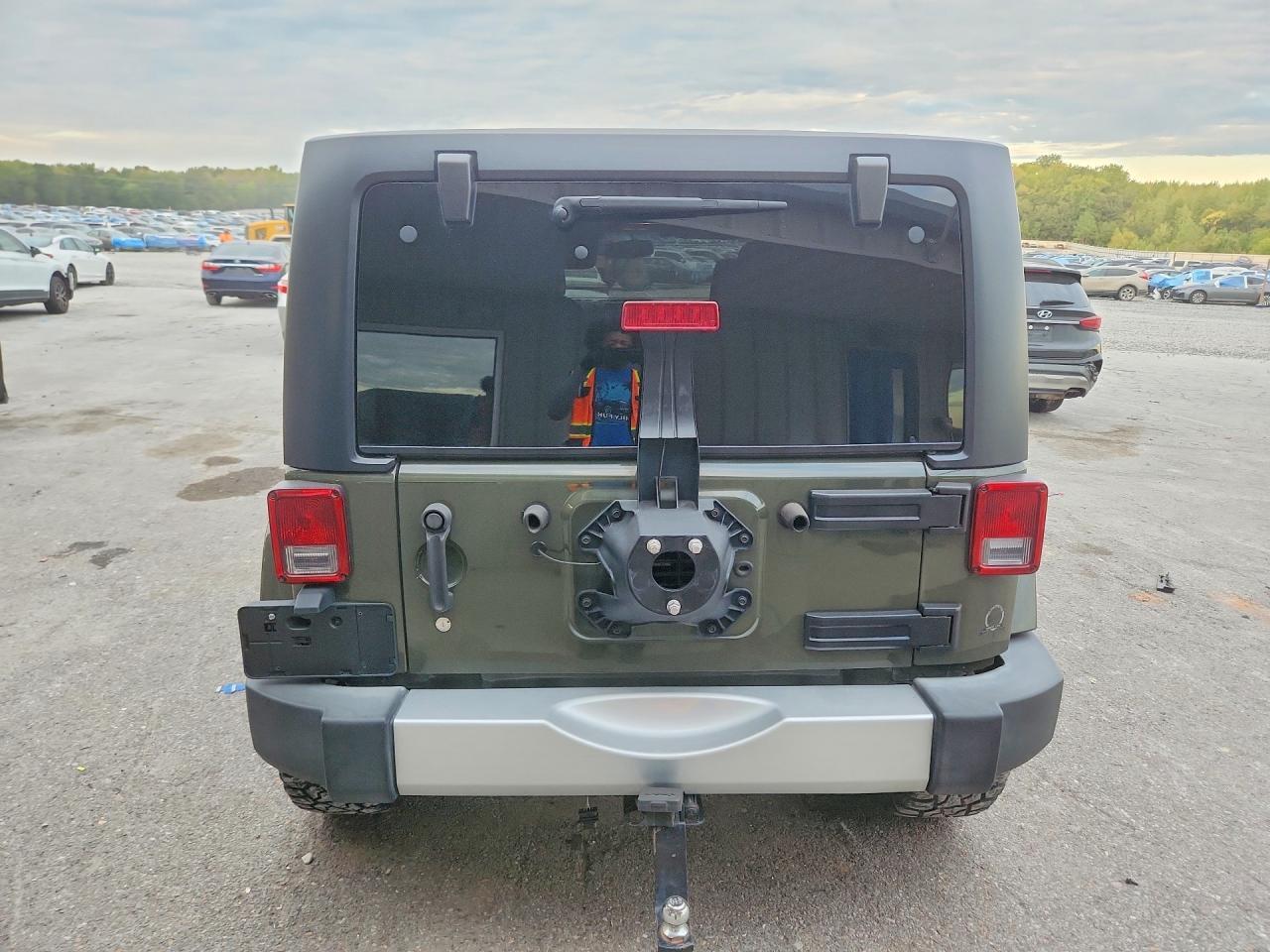 2015 Jeep Wrangler Unlimited Sahara - Image 6
