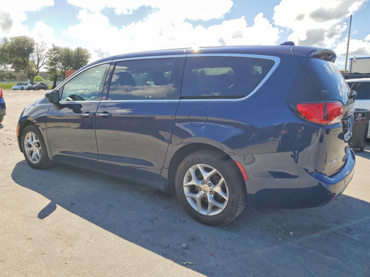 2017 Chrysler Pacifica Touring L - Image 2