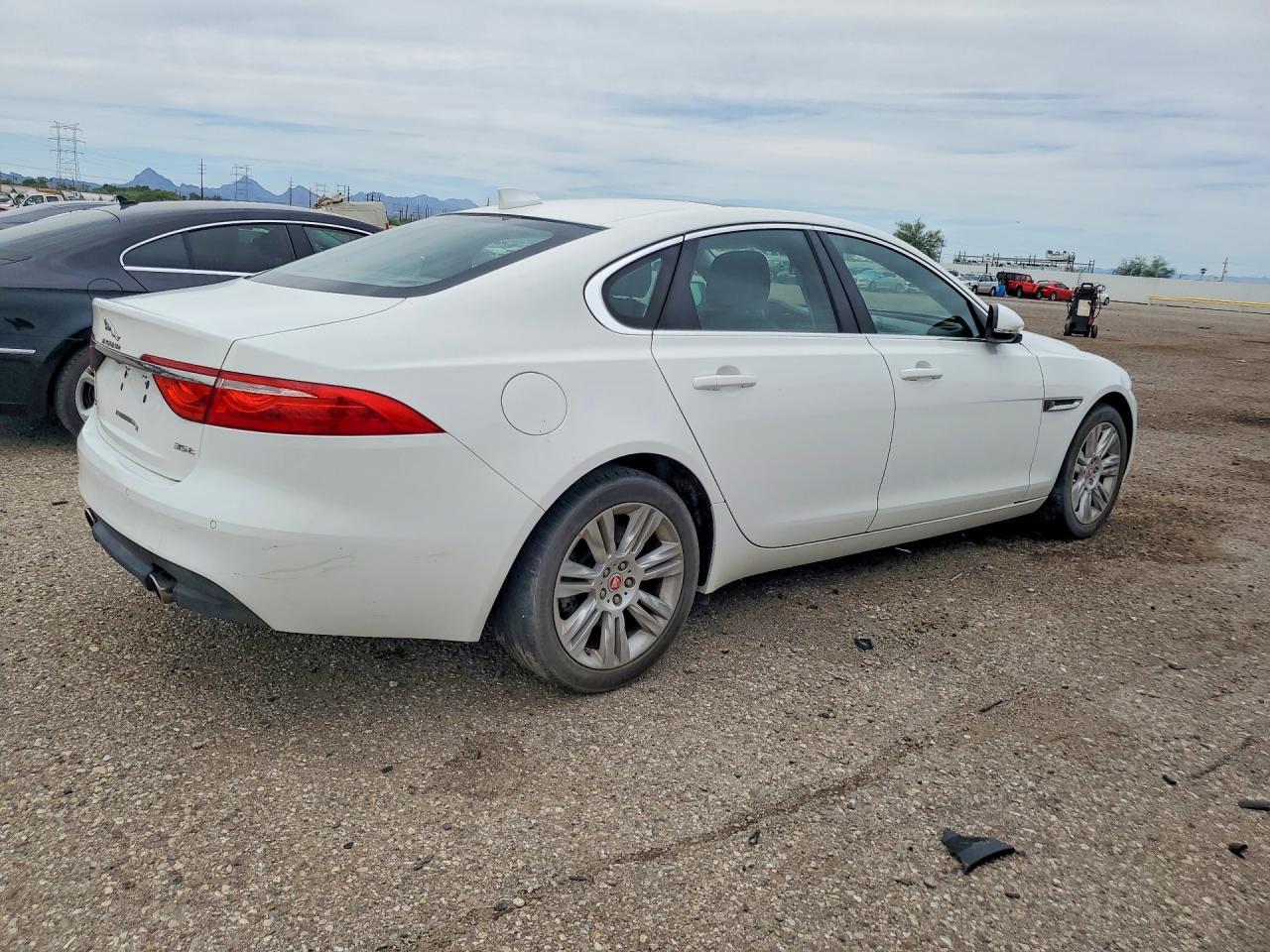2017 Jaguar Xf Premium - Фото 3