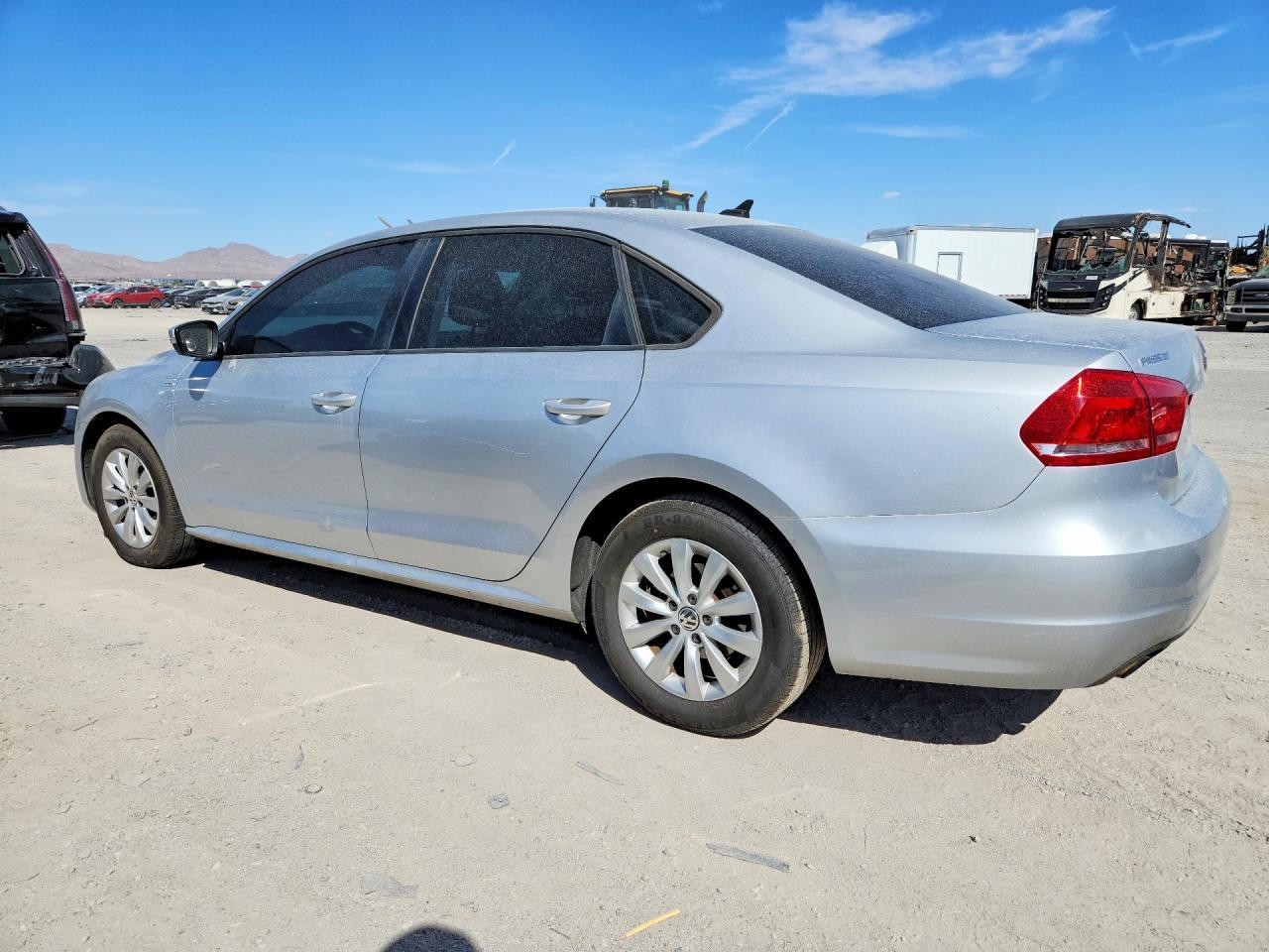 2015 Volkswagen Passat S - Фото 2