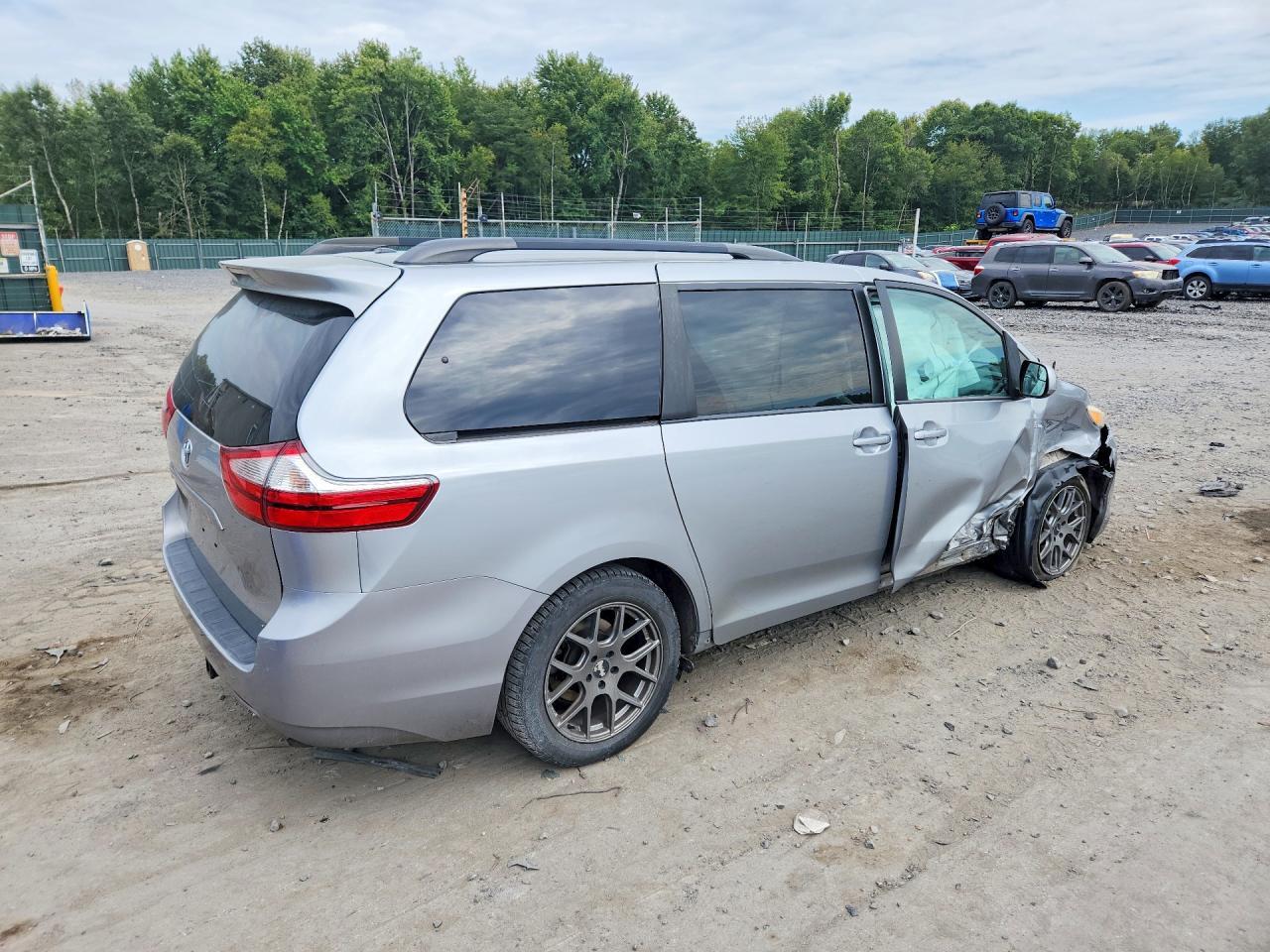 2017 Toyota Sienna Le - Image 3