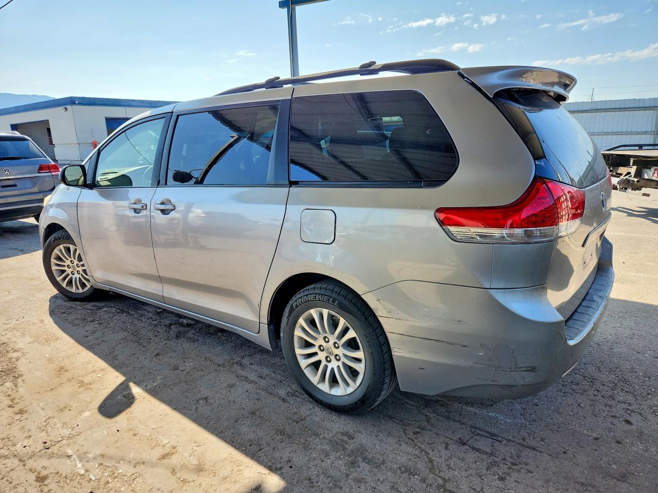 2011 Toyota Sienna Xle 8-Passenger - Image 2