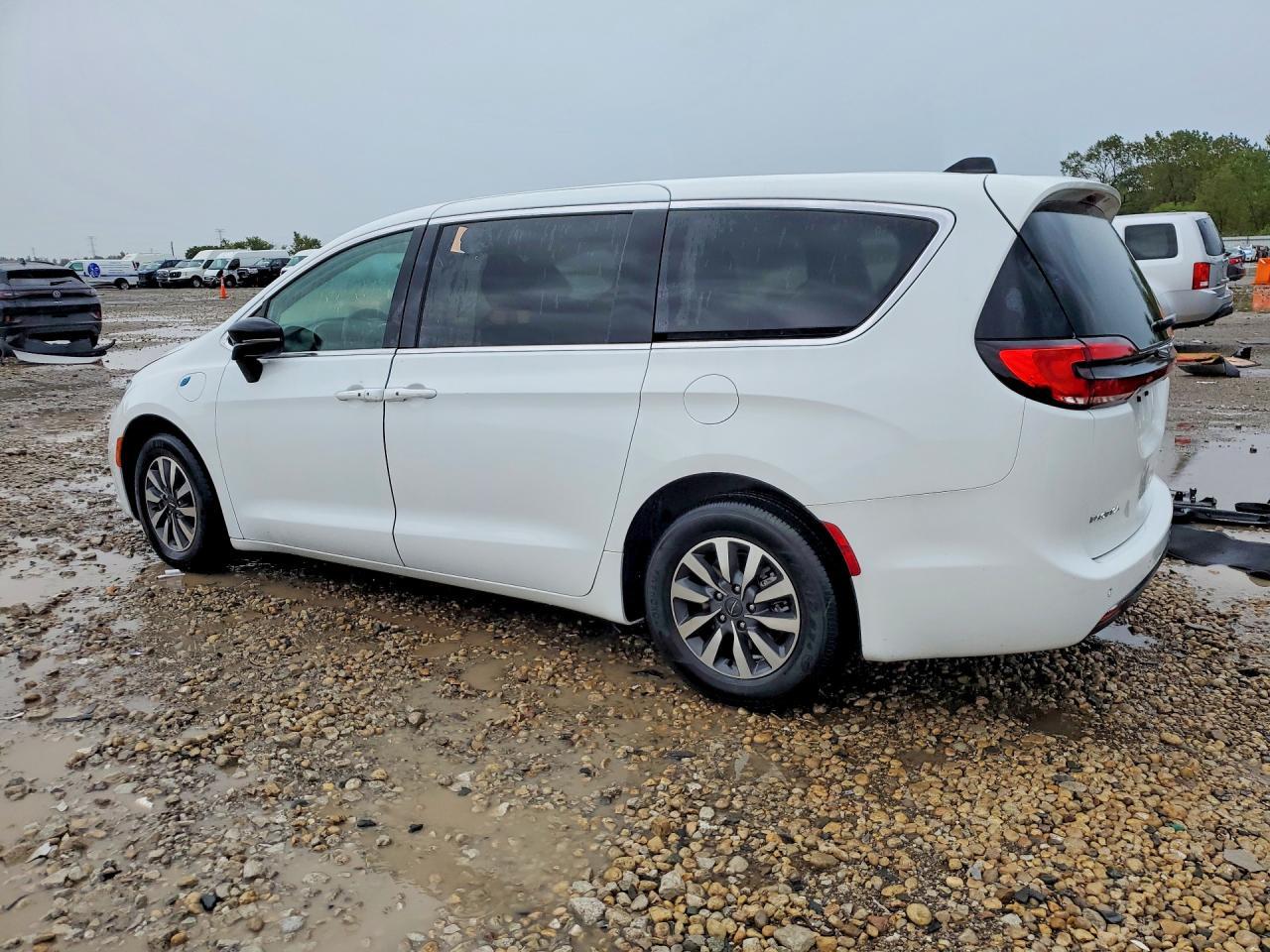 2024 Chrysler Pacifica Hybrid Select - Image 2