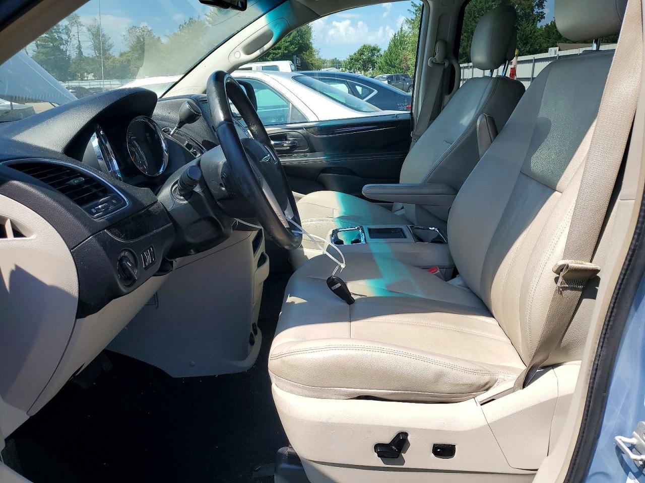 2013 Chrysler Town & Country Touring - Фото 7