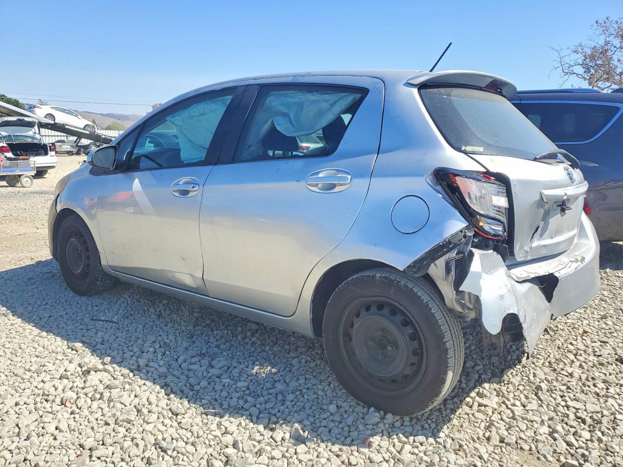 2017 Toyota Yaris 5-Door L Fleet - Фото 2