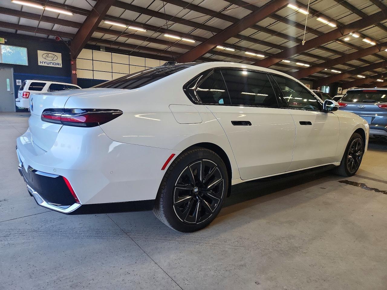 2023 BMW I7 xDrive60 - Фото 3