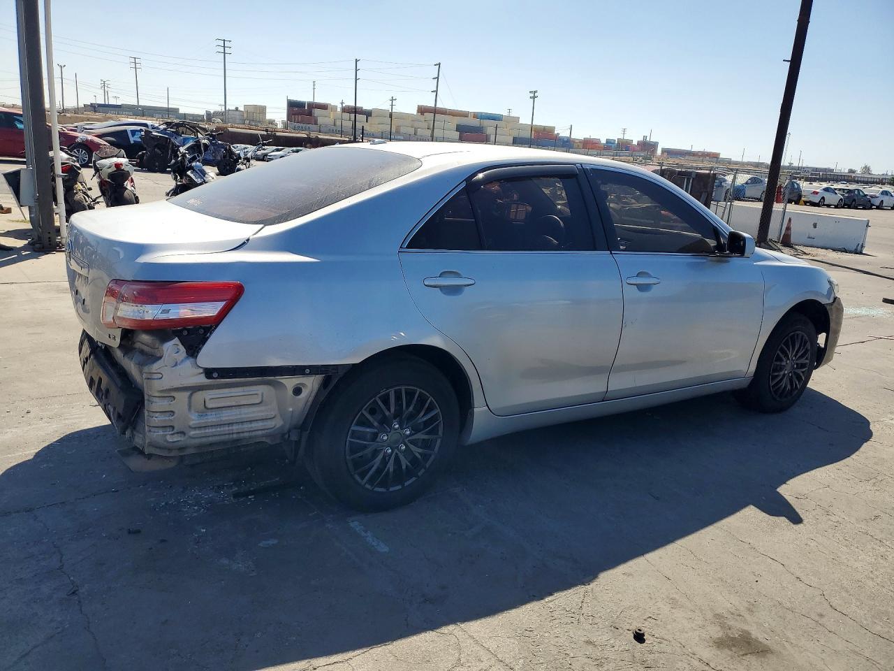 2010 Toyota Camry Le - Фото 3