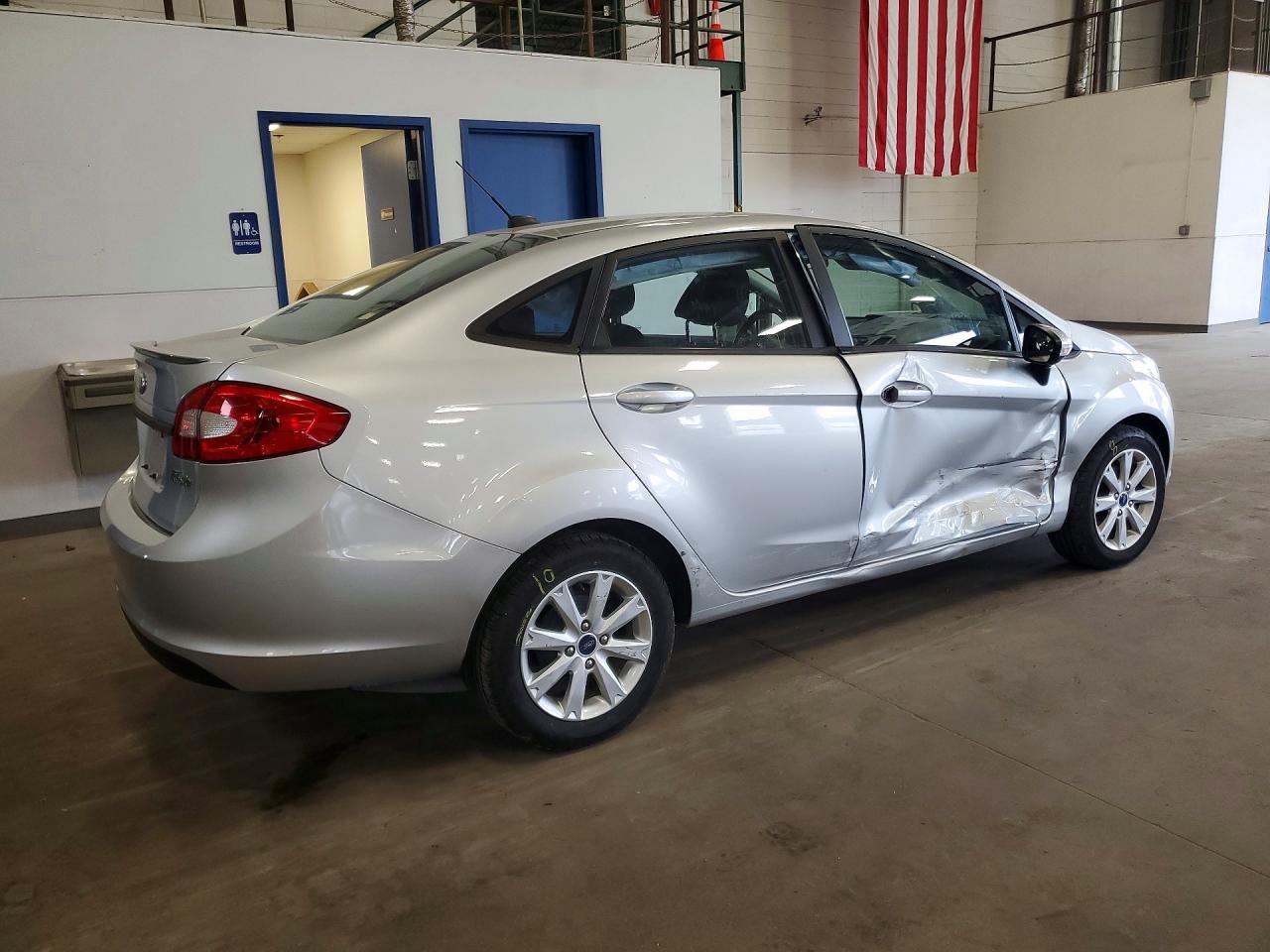 2013 Ford Fiesta Se - Фото 3