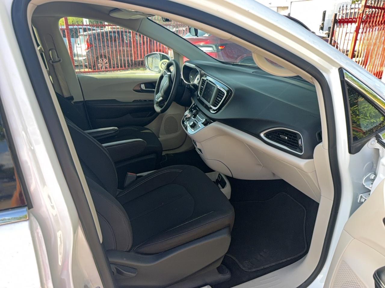 2022 Chrysler Voyager Lx - Image 5
