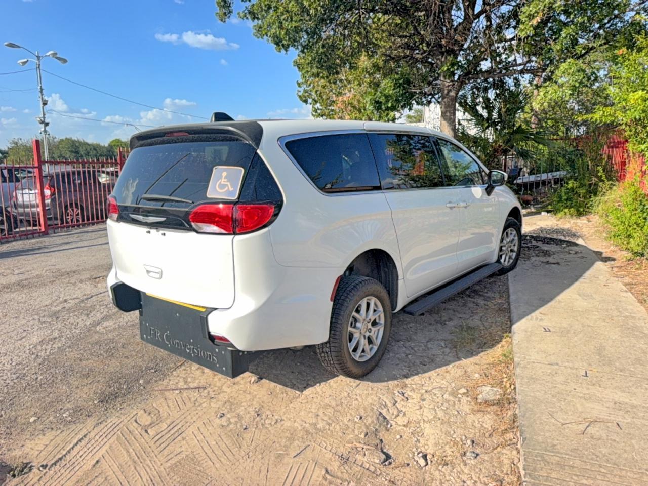 2022 Chrysler Voyager Lx - Image 4